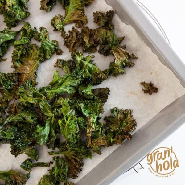 Recette saine et rapide de chips de kale. Pour épater tes convives avec un légume de saison!